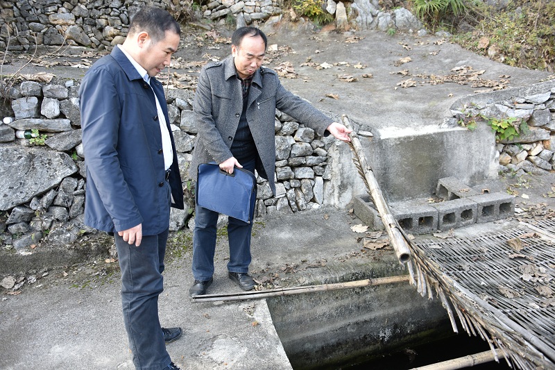 王秋隆一行了解当地饮水状况.JPG