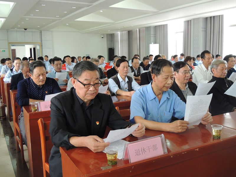 退休干部集体诵读党章.JPG