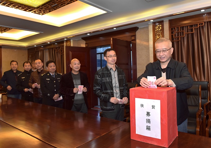 扶贫日献爱心.jpg 扶贫日献爱心.jpg