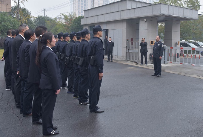 执行局长作动员讲话.jpg 执行局长作动员讲话.jpg