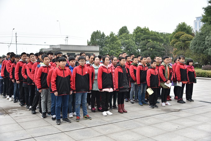 上午8：45，襄阳十中的学生在已在广场列好队形，准备进入法院大楼参观。（学生内心OS：好激动！）.JPG