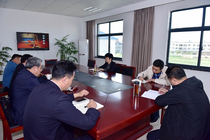 听取法院工作汇报.JPG