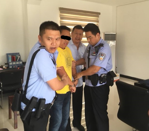 闪电行动谷城法院又拘留一“老赖”（拍摄：吴明）.jpg