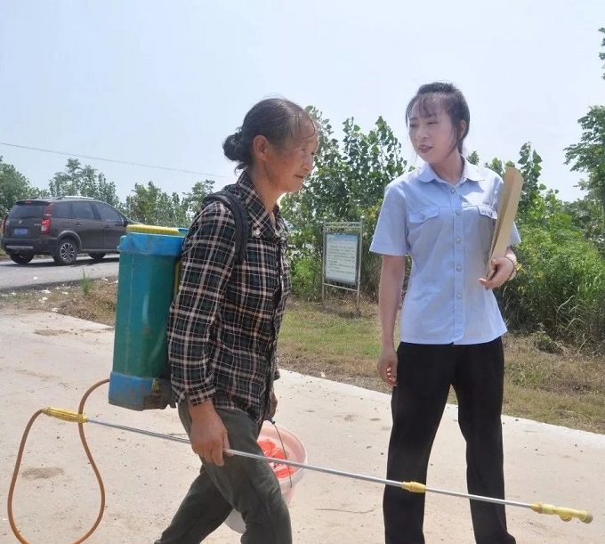 图4：送法下乡收到群众欢迎.jpg
