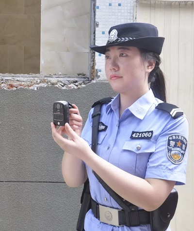 图1：祝倩手持执法记录仪在执行一线.jpg