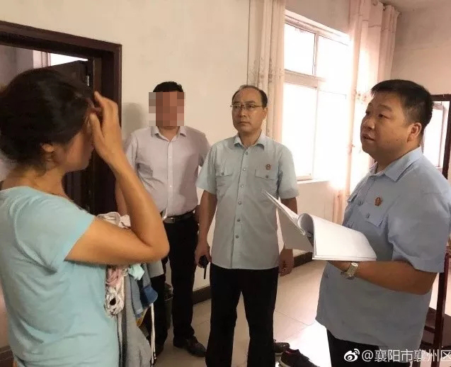 图3：执行干警到张某贵大儿媳家中释法明理.jpg