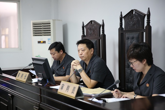 左一江涛、中左二曹勇、右一柳莉.JPG