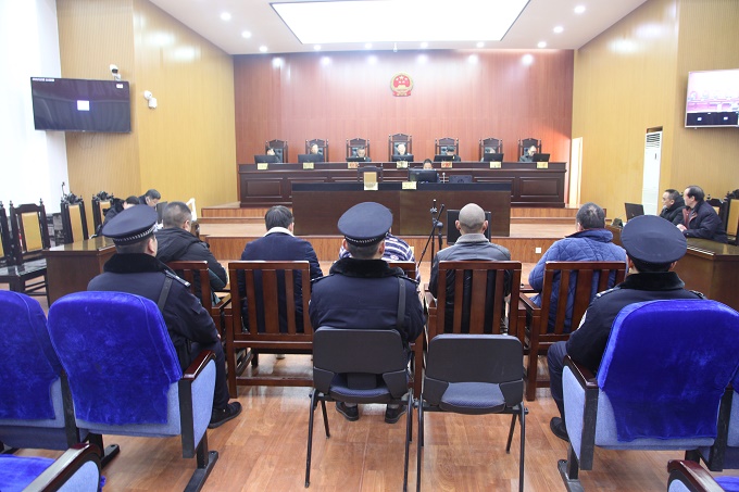 图①：公开开庭审理肖某等人涉恶案件现场.JPG