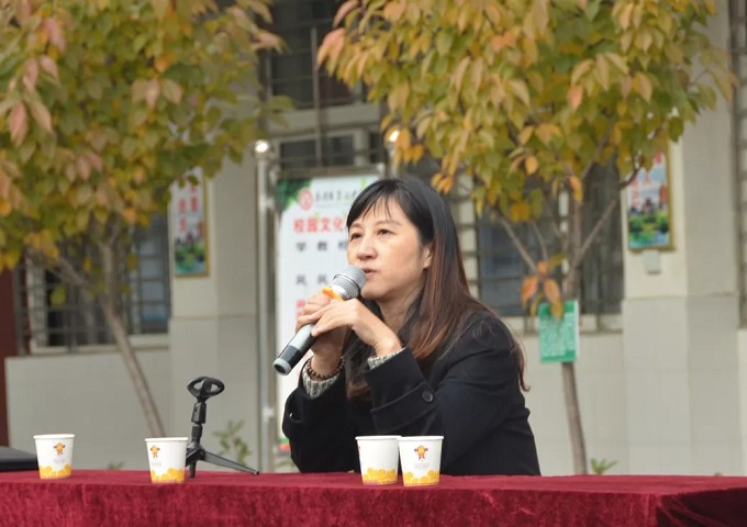 蔡永红法官在二中进行普法宣传.jpg