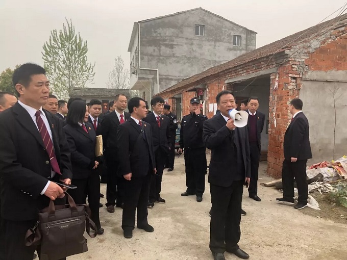 图4：襄州法院党组副书记、副院长刘元群现场指挥调度.jpg