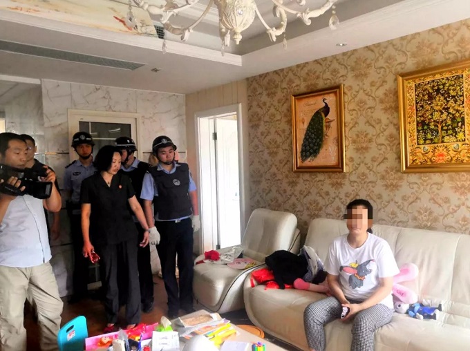 执行干警进入现场.jpg