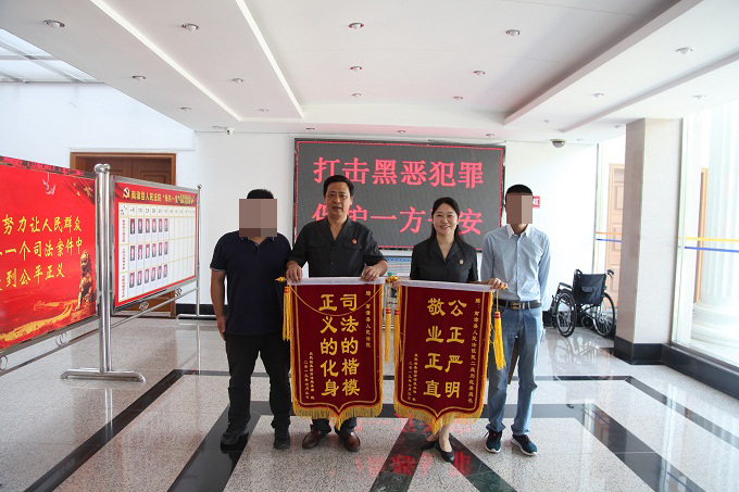 当事人向法官送锦旗.JPG