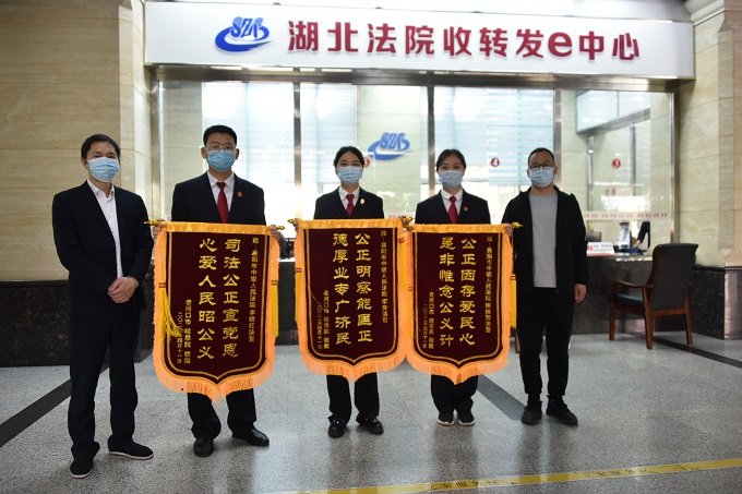 一案三锦旗 三面各不同.jpg